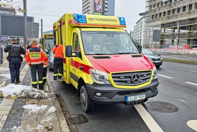Verkehrsunfall in Chemnitz: Zusammenstoß zwischen Bus und PKW - Am Donnerstagmittag gegen 12.30 Uhr kam es in Chemnitz zu einem Zusammenstoß von einem Bus mit einem Auto. Foto: Harry Härtel