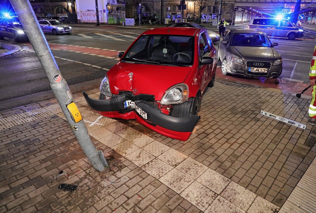 Verkehrsunfall in Dresden: PKW kollidiert auf Kreuzung und rammt Ampel - Am Dienstagabend kam es gegen 17 Uhr auf der Kreuzung Antonstraße/Hainstraße zu einem Verkehrsunfall. Foto: Roland Halkasch