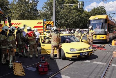 Verkehrsunfall in Dresden: PKW kollidierte mit Straßenbahn - Verkehrsunfall mit einer Straßenbahn in Dresden. Foto: Roland Halkasch