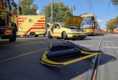 Verkehrsunfall in Dresden: PKW kollidierte mit Straßenbahn - Verkehrsunfall mit einer Straßenbahn in Dresden. Foto: Roland Halkasch
