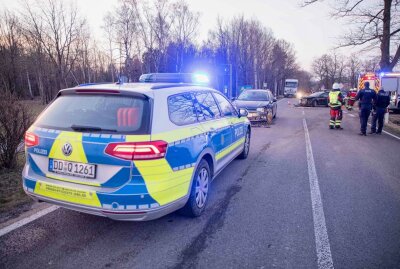 Verkehrsunfall in Freiberg: 37-Jähriger verletzt - Laut unseres Reporters vor Ort sei ein 59-jähriger Ford-Fahrer aus der Dorfstraße gekommen und wollte dann auf die Frauensteiner Straße auffahren.  Foto: Marcel Schlenkrich 