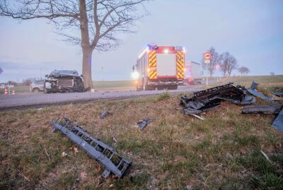 Verkehrsunfall in Freiberg: 37-Jähriger verletzt - Laut unseres Reporters vor Ort sei ein 59-jähriger Ford-Fahrer aus der Dorfstraße gekommen und wollte dann auf die Frauensteiner Straße auffahren.  Foto: Marcel Schlenkrich 