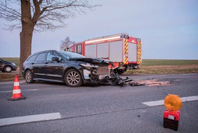Verkehrsunfall in Freiberg: 37-Jähriger verletzt - Laut unseres Reporters vor Ort sei ein 59-jähriger Ford-Fahrer aus der Dorfstraße gekommen und wollte dann auf die Frauensteiner Straße auffahren. Foto: Marcel Schlenkrich 