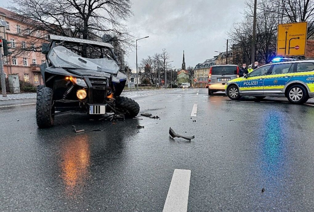 Verkehrsunfall in Freiberg: Kollision zweier PKW - Zwei PKW kollidierten auf der Schillerstraße. Foto: Marcel Schlenkrich