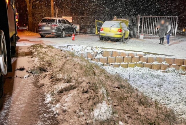 Verkehrsunfall in Grünhain bei Schneeglätte: Fahrerin wohl alkoholisiert - Verkehrsunfall aufgrund glatter Fahrbahn. Foto: Daniel Unger