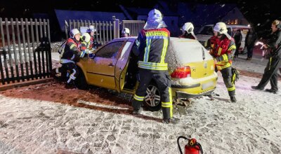Verkehrsunfall in Grünhain bei Schneeglätte: Fahrerin wohl alkoholisiert - Verkehrsunfall aufgrund glatter Fahrbahn. Foto: Daniel Unger