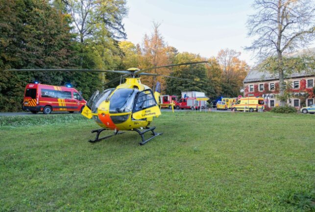 Verkehrsunfall in Hartha: Fahrer mit Hubschrauber abtransportiert - Ein schwerer Verkehrsunfall ereignete sich in Hartha. Foto: Marcel Schlenkrich