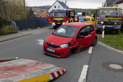 Verkehrsunfall in Lauschgrün mit drei verletzten Personen -  Drei Verletzte und Vollsperrung am heutigen Nachmittag in Lauschgrün. Foto: David Rötzschke