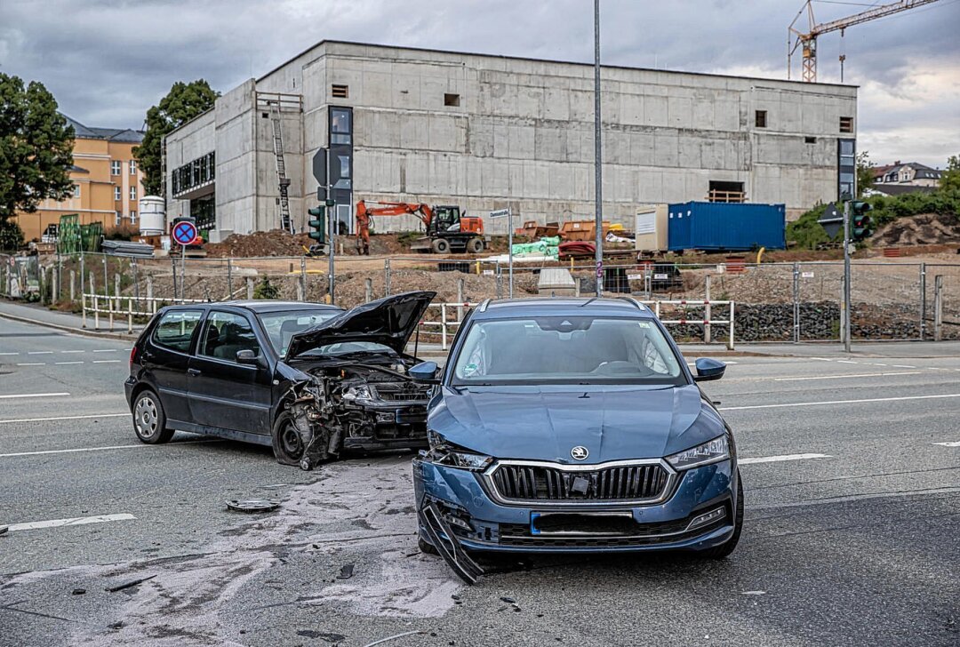 Verkehrsunfall in Plauen: VW Polo und Skoda Octavia kollidieren - Kollision in Plauen: VW Polo und Skoda Octavia stoßen auf Kreuzung zusammen. Foto: Igor Pastierovic