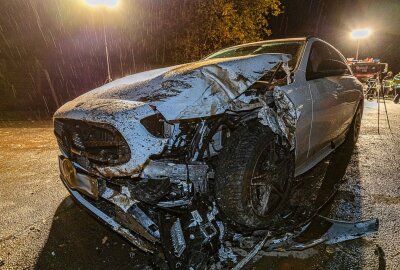 Verkehrsunfall in Treuen: Mercedes kollidiert mit Traktor - Kollision auf B173: Traktorunfall führt zu Verletzungen und Sachschaden. Foto: David Rötzschke