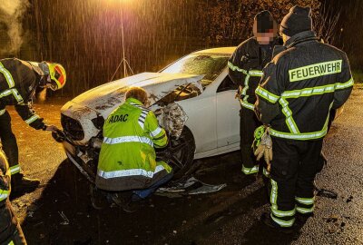 Verkehrsunfall in Treuen: Mercedes kollidiert mit Traktor - Kollision auf B173: Traktorunfall führt zu Verletzungen und Sachschaden. Foto: David Rötzschke
