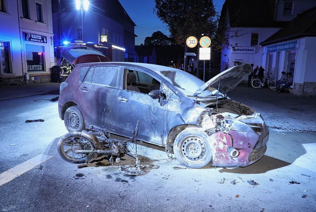 Verkehrsunfall in Weinböhla: Mann wird schwer verletzt ins Krankenhaus gebracht - Mopedfahrer wird bei einem Autounfall schwer verletzt und ins Krankenhaus eingeliefert. Foto: Roland Halkasch