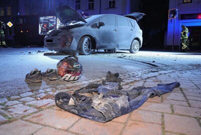 Verkehrsunfall in Weinböhla: Mann wird schwer verletzt ins Krankenhaus gebracht - Mopedfahrer wird bei einem Autounfall schwer verletzt und ins Krankenhaus eingeliefert. Foto: Roland Halkasch