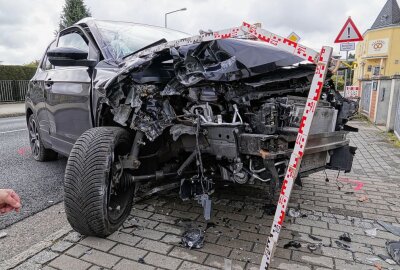 Verkehrsunfall in Weixdorf: PKW prallt gegen Mauer - PKW prallt gegen Mauer. Foto:Roland Halkasch