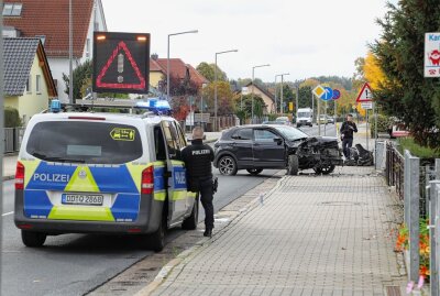 Verkehrsunfall in Weixdorf: PKW prallt gegen Mauer - PKW prallt gegen Mauer. Foto:Roland Halkasch