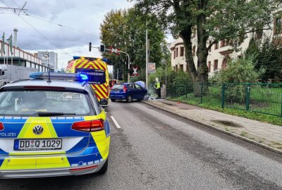 Verkehrsunfall in Zwickau: Zusammenprall eines PKWs mit einer Laterne - Zwickau: Unfall eines PKWs gegen einen Laternenmast. Foto: Mike Müller