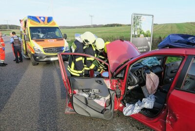 Verkehrsunfall mit drei Fahrzeugen auf der S255 - Verkehrsunfall auf der S255. Foto: Niko Mutschmann