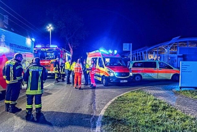 Verkehrsunfall mit fünf Verletzten: Fahrer stark alkoholisiert - Feuerwehr und Notdienst waren im Einsatz. Foto: David Rötzschke