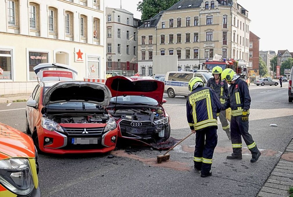 Am Sonntag ereignete sich gegen 18:00 Uhr in Chemnitz auf der Zwickauer Straße, ein Verkehrsunfall mit einem Pizzaauto. Foto: Harry Härtel