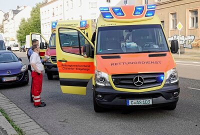 Verkehrsunfall mit Pizzaauto: Hoher Sachschaden - Am Sonntag ereignete sich gegen 18:00 Uhr in Chemnitz auf der Zwickauer Straße, ein Verkehrsunfall mit einem Pizzaauto. Foto: Harry Härtel