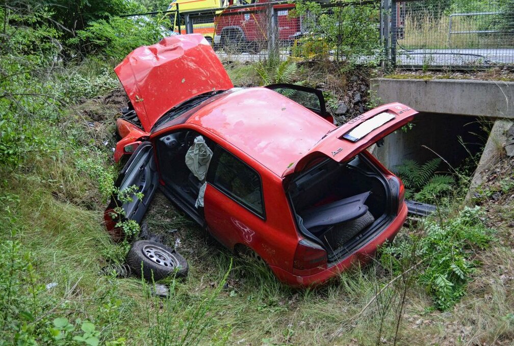 Verkehrsunfall mit Rettungshubschrauber-Einsatz: Drei verletzte Personen - Verkehrsunfall mit drei Verletzten. Foto: xcitepress