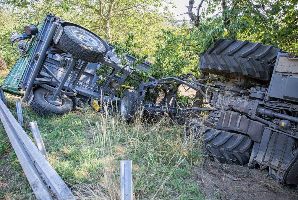 Ein technischer Defekt verursachte in Wegefahrt einen Verkehrsunfall mit einem Traktor. Foto: Marcel Schlenkrich