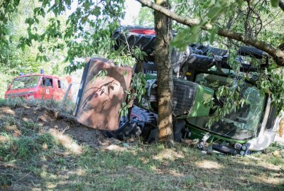 Verkehrsunfall mit Traktor in Wegefarth - Ein technischer Defekt verursachte in Wegefahrt einen Verkehrsunfall mit einem Traktor. Foto: Marcel Schlenkrich