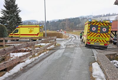 Verkehrsunfall mit vier Schwerverletzten: Pick-Up überschlägt sich - Am Montag ereignete sich gegen 12.15 Uhr ein schwerer Verkehrsunfall in der Gemeinde Arnsfeld. Foto: Bernd März