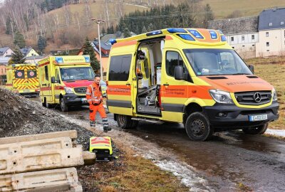 Verkehrsunfall mit vier Schwerverletzten: Pick-Up überschlägt sich - Am Montag ereignete sich gegen 12.15 Uhr ein schwerer Verkehrsunfall in der Gemeinde Arnsfeld. Foto: Bernd März
