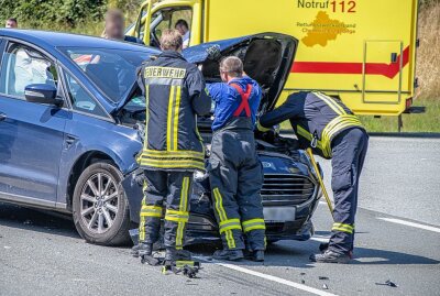 Verkehrsunfall mit zwei Verletzten: Autobahnzubringer in Zwönitz gesperrt - Fahrzeuge kollidierten auf dem Autobahnzubringer in Zwönitz. Foto: André März