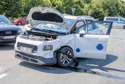 Verkehrsunfall mit zwei Verletzten: Autobahnzubringer in Zwönitz gesperrt - Fahrzeuge kollidierten auf dem Autobahnzubringer in Zwönitz. Foto: André März