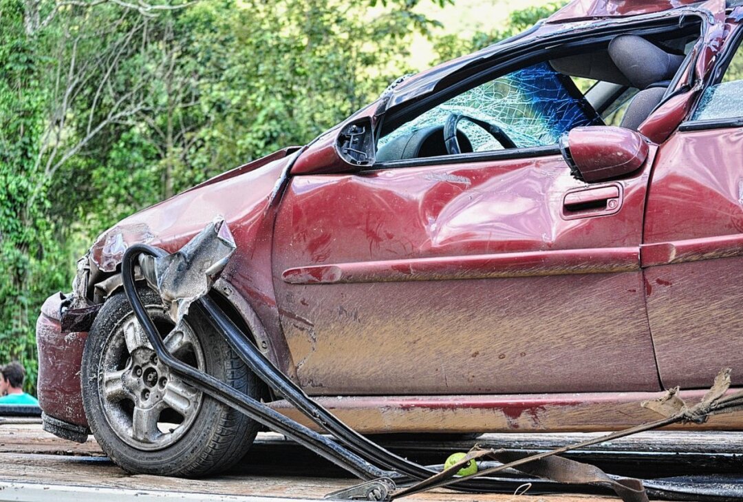 Verkehrsunfall nach Unfallflucht: Fahrerin durch Aufprall verletzt - Am Donnerstagmorgen gegen 9 Uhr hat sich auf der S 111 zwischen Wurschen und Neupurschwitz eine Unfallflucht ereignet. Symbolbild. Foto: Pixabay