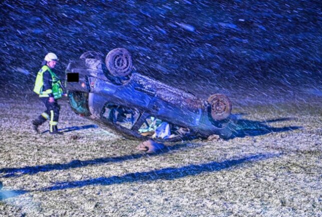 Verkehrsunfall nähe Obercunnersdorf: Fahrzeug überschlug sich - Zu einem schweren Verkehrsunfall kam es am Sonntagabend zwischen Friedensthal und Obercunnersdorf. Foto: LausitzNews