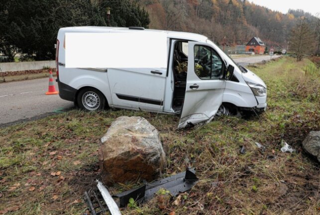Verkehrsunfall: PKW knallt gegen große Steine in Tharandt - Ein Transporter knallte gegen große Feldsteine. Foto: Roland Halkasch