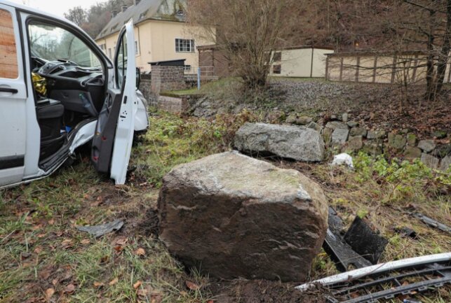 Verkehrsunfall: PKW knallt gegen große Steine in Tharandt - Ein Transporter knallte gegen große Feldsteine. Foto: Roland Halkasch