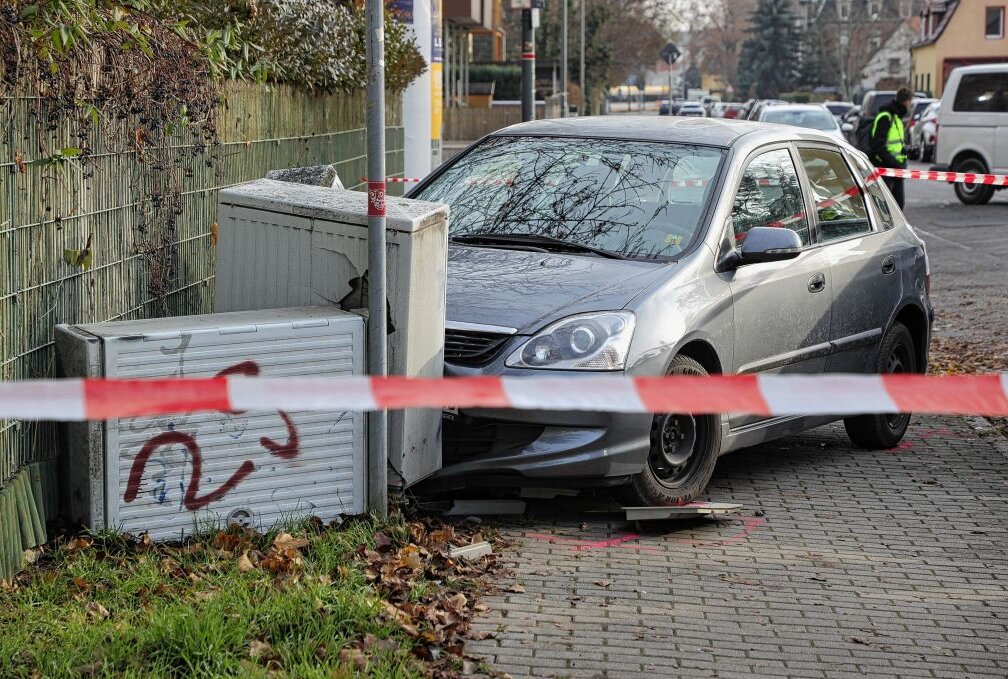 Verkehrsunfall sorgt für Unterbrechung der Stromversorgung - Verkehrsunfall sorgt für Unterbrechung der Stromversorgung. Foto: Roland Halkasch