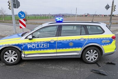 Verkehrsunfall zwischen Streifenwagen und VW-Polo: Polizeibeamtin verletzt - In Grimma kam es zu einer Kollision zwischen einem Streifenwagen und einem PKW. Foto: Sören Müller
