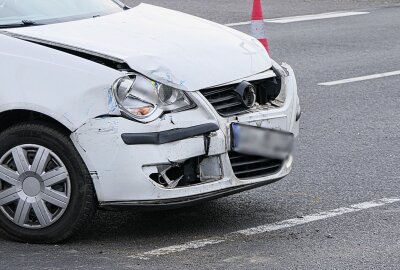 Verkehrsunfall zwischen Streifenwagen und VW-Polo: Polizeibeamtin verletzt - In Grimma kam es zu einer Kollision zwischen einem Streifenwagen und einem PKW. Foto: Sören Müller