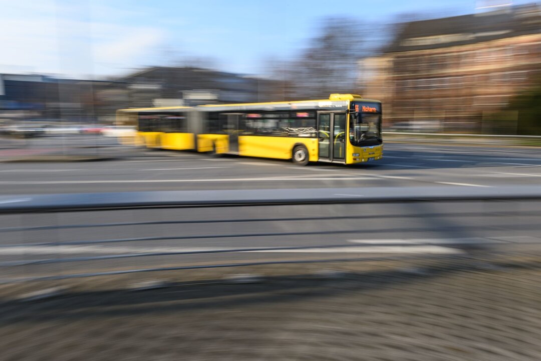 Verkehrsverbund Oberelbe erhöht Preise ab April - Ein Bus der Dresdner Verkehrsbetriebe (DVB) fährt auf der Linie 66 über den Fritz-Foerster-Platz.