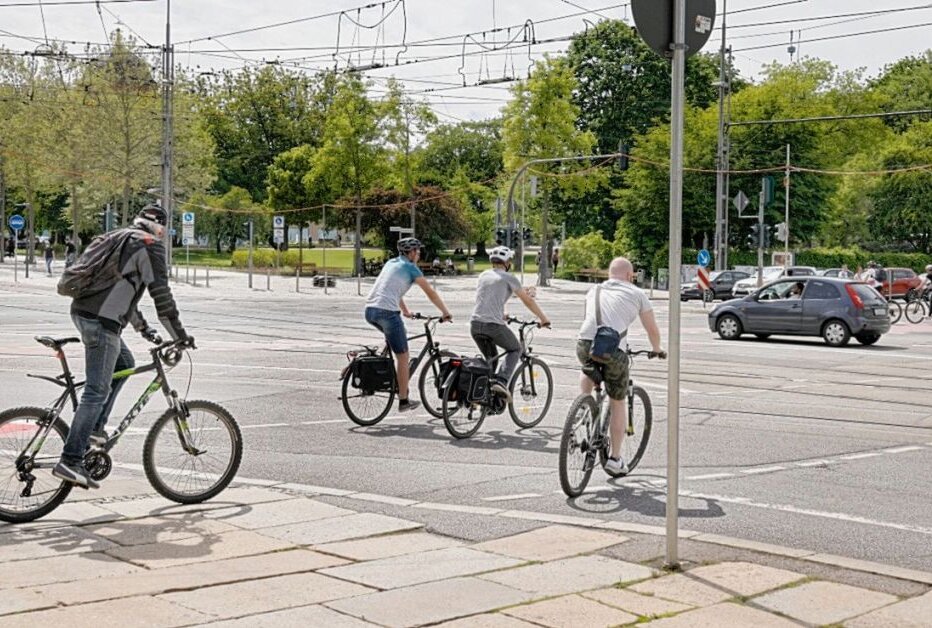 Verkehrswendebündnis Chemnitz setzt sich für verbesserten Fahrradverkehr ein - Das neu gegründete Verkehrswendebündnis Chemnitz macht am heutigen Mittwoch bei einer Aktion auf den verbesserungswürdigen Zustand von Fahrradwegen, Fahrradampeln und Fahrradübergängen in der Stadt aufmerksam. Foto: Harry Haertel