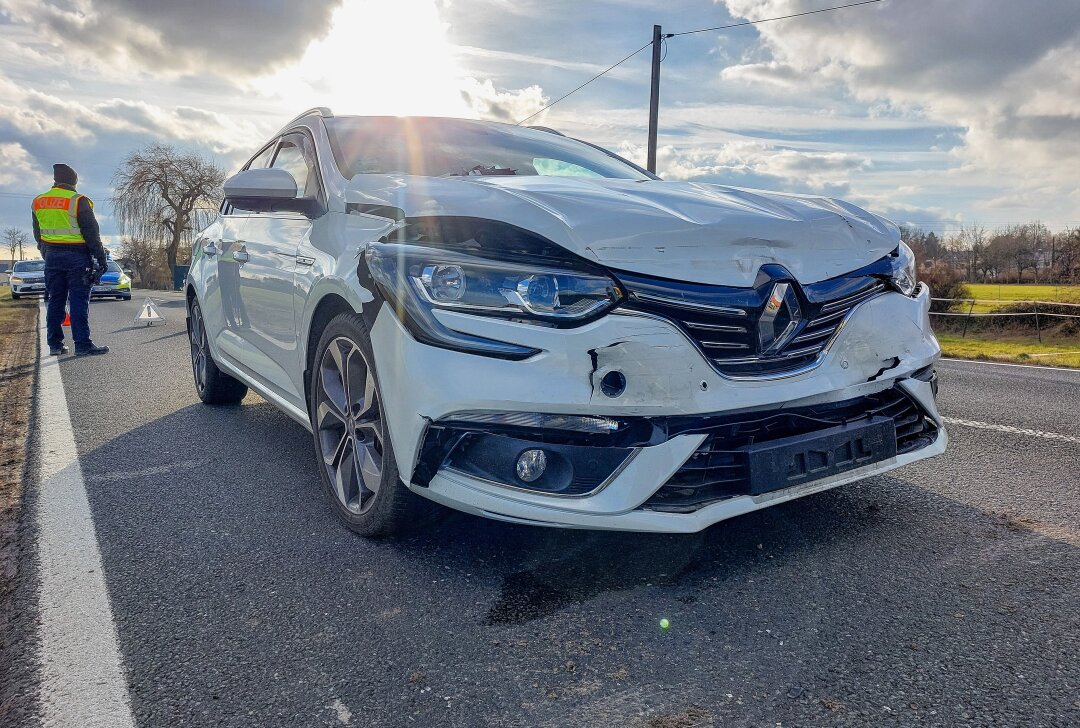 Verletzte bei Auffahrunfall in Mittelsachsen: Renault-Fahrer übersieht stehenden Opel - In Großvoigtsberg kam es am Nachmittag zu einem Auffahrunfall. Foto: Marcel Schlenkrich