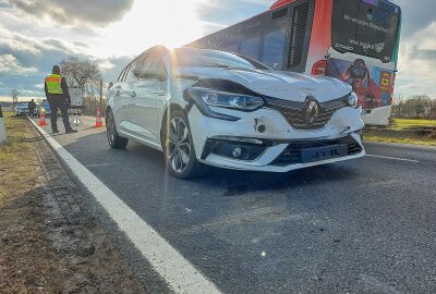 Verletzte bei Auffahrunfall in Mittelsachsen: Renault-Fahrer übersieht stehenden Opel - In Großvoigtsberg kam es am Nachmittag zu einem Auffahrunfall. Foto: Marcel Schlenkrich