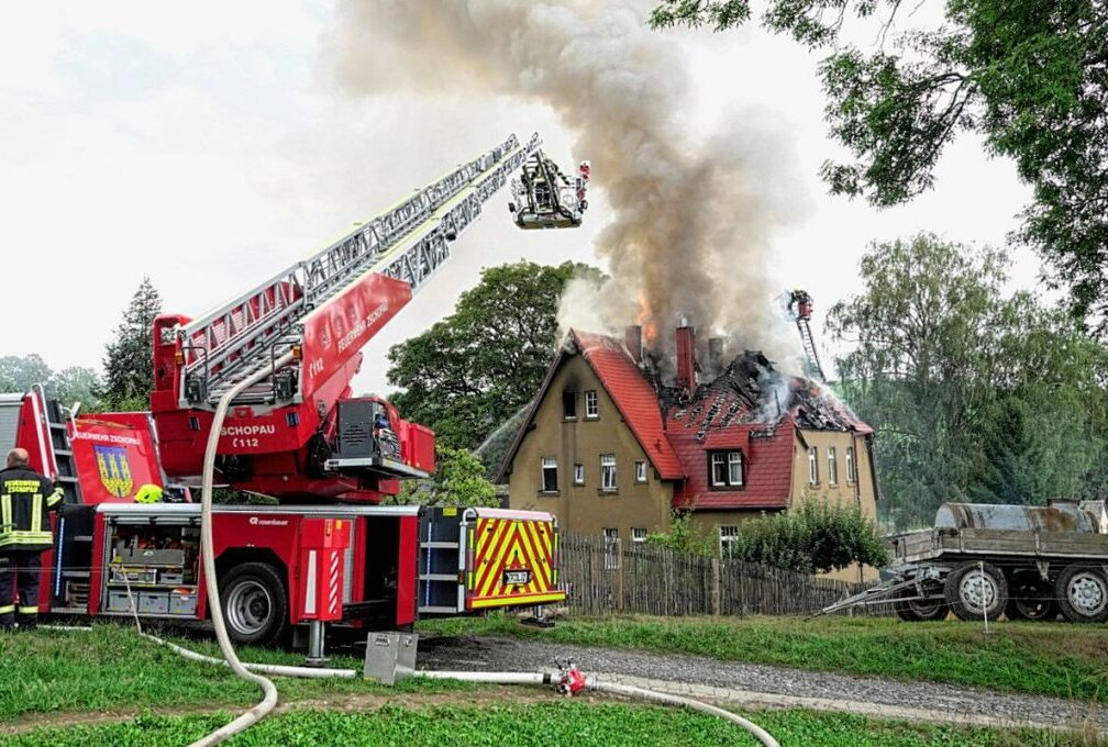 Verletzte bei Dachstuhlbrand in Dittersdorf - Heftiger Brand in Amtsberg. Foto: Harry Härtel