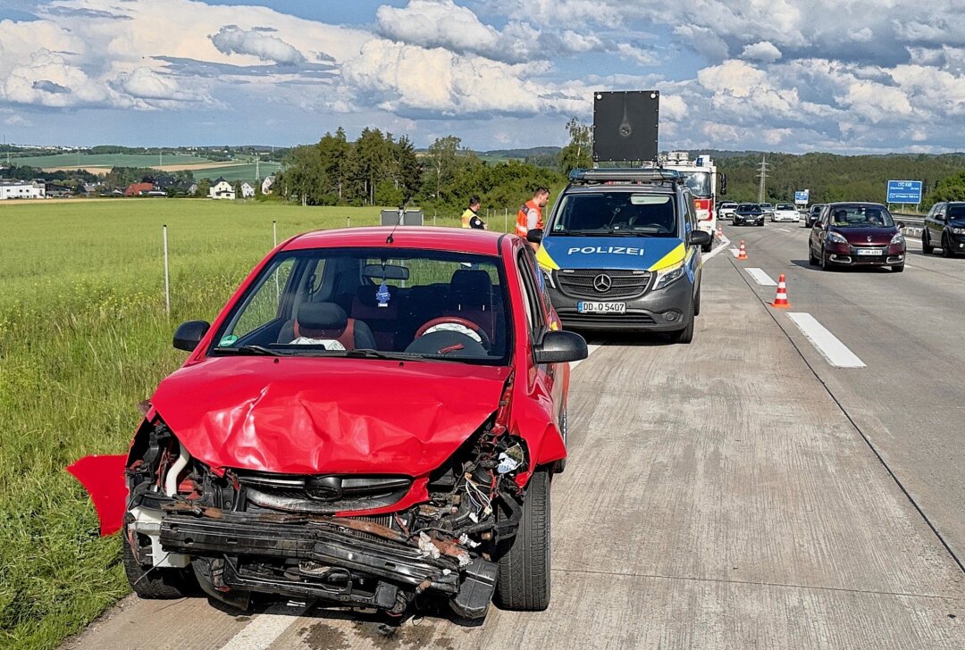 Verletzte bei Unfall auf A72 nahe Hartenstein -  Am Montagnachmittag gegen 15.20 Uhr ereignete sich auf der Autobahn A72 in Fahrtrichtung Hof, kurz vor der Abfahrt Hartenstein, ein Verkehrsunfall mit zwei beteiligten PKW. Foto: Daniel Unger