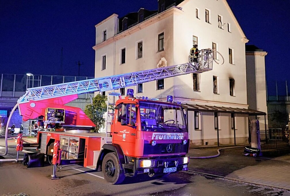 Verletzte bei Wohnhausbrand in Flöha: Gebäude nun unbewohnbar - Wohnungsbrand in Flöha am Sonntagabend. Foto: Harry Härtel