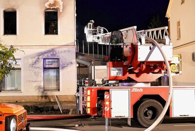 Verletzte bei Wohnhausbrand in Flöha: Gebäude nun unbewohnbar - Wohnungsbrand in Flöha am Sonntagabend. Foto: Harry Härtel