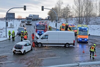 Verletzte nach Zusammenstoß: Vollsperrung der B180 nach schwerem Unfall - Am Freitag gegen 16 Uhr kam es zu einer schweren Kollision zwischen einem PKW und einem Kleintransporter. Foto: Andreas Kretschel