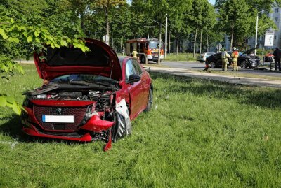 Verletzte nach Zusammenstoß zweier E-Autos in Dresden - Schwere Schäden nach Kollision zweier Elektro-Autos. Foto: Roland Halksch