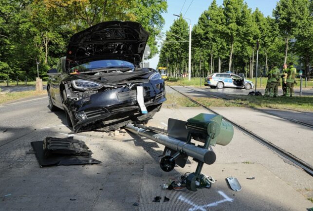 Schwere Schäden nach Kollision zweier Elektro-Autos. Foto: Roland Halksch