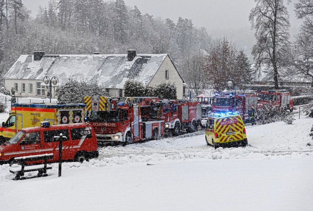 Verletzte Person bei Brand in Mehrfamilienhaus im Erzgebirge - In Thermalbad Wiesenbad kam es zu einem Brand. Foto: Ronny Küttner